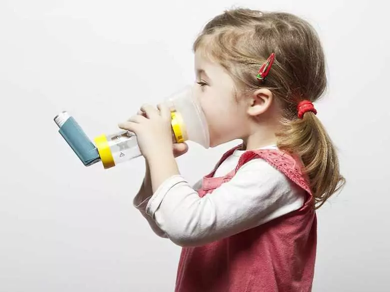 Leki przeciwalergiczne a infekcja koronowirusem. Na co uważać?