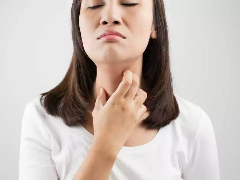 Kamienie migdałkowe – jedna z możliwych przyczyn nieświeżego oddechu