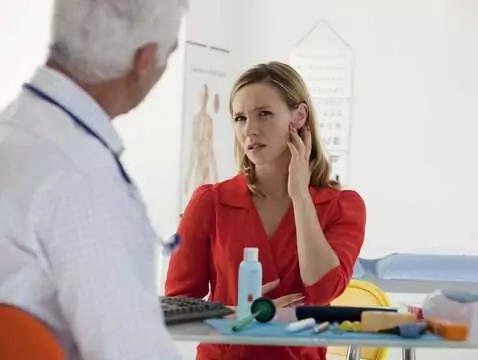 Usuwanie woskowiny z ucha: jak zrobić to bezpiecznie i skutecznie?