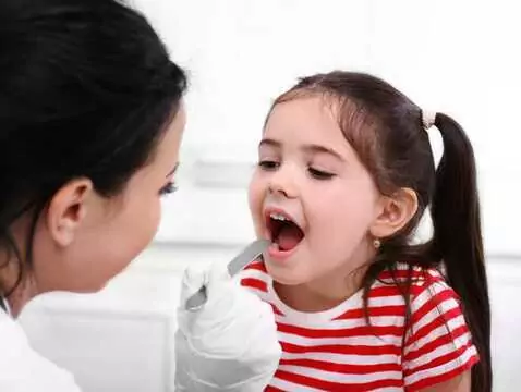 Ból gardła czy angina? - czyli kiedy wybrać się z dzieckiem do lekarza