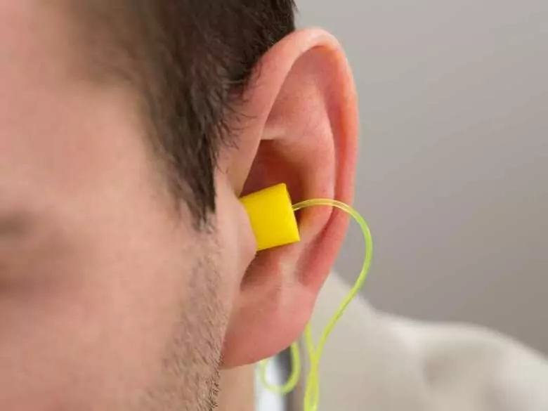 Czy korzystanie z zatyczek do uszu jest bezpieczne dla zdrowia?